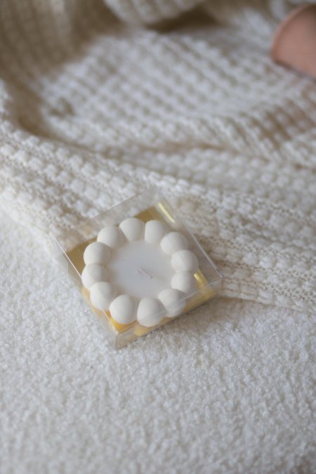 صحن حجر مع شمع وعلبة